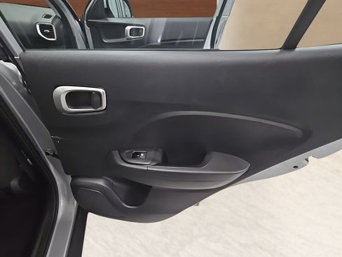 Used 2022 Hyundai Venue SEL FWD image 21