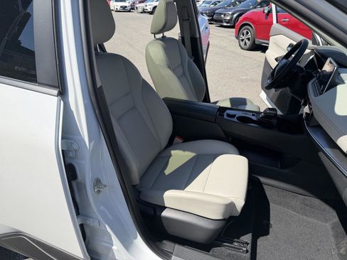 Used 2025 Nissan Rogue SV w/ SV Premium Package image 27