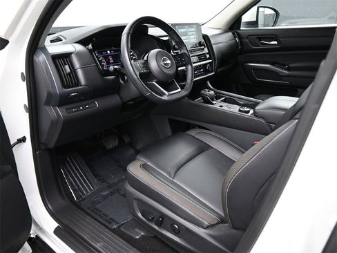 Used 2024 Nissan Pathfinder SL image 2