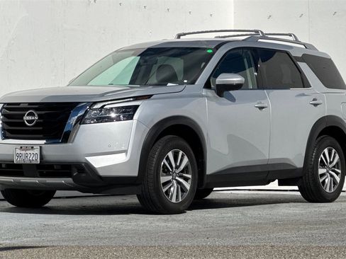 Certified 2024 Nissan Pathfinder SL image 9
