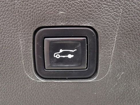 Used 2021 Chevrolet Traverse LT image 21