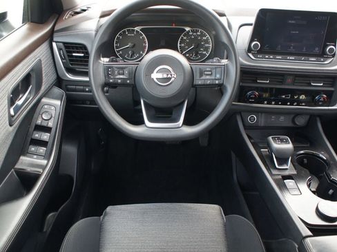 Used 2023 Nissan Rogue SV image 5