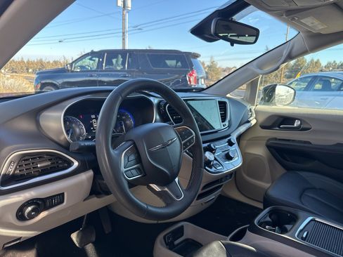 Used 2024 Chrysler Pacifica Touring-L image 18