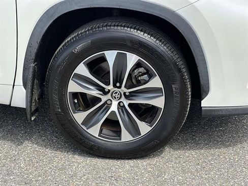 Used 2020 Toyota Highlander XLE AWD/4WD image 28