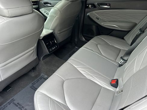 Used 2019 Toyota Avalon Limited image 14