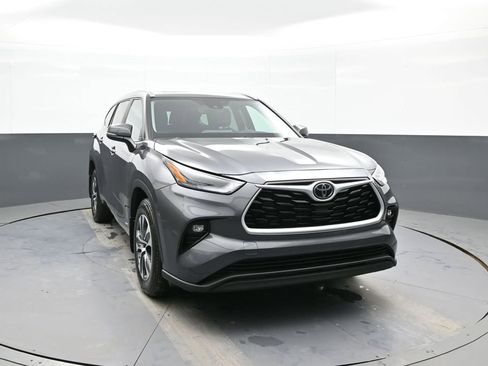 Used 2025 Toyota Highlander XLE AWD/4WD image 3