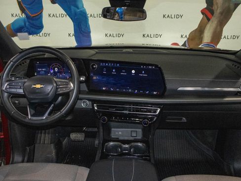 Used 2025 Chevrolet Traverse LT image 3