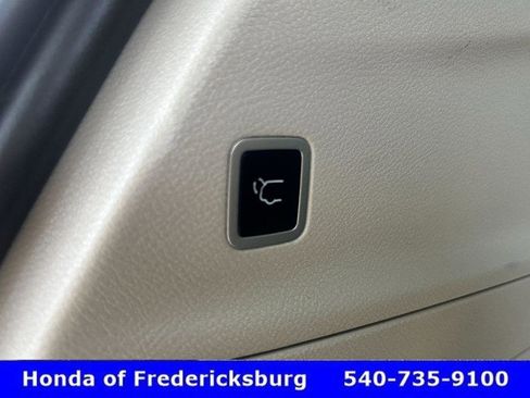 Used 2024 Chrysler Pacifica Touring-L image 17