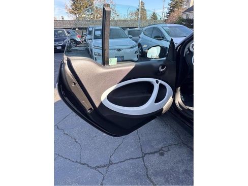 Used 2016 smart fortwo passion RWD image 19