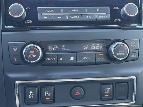 Used 2024 Nissan Titan SV w/ SV Convenience Package image 16