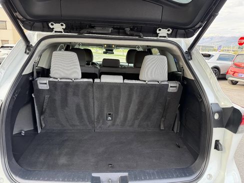 Used 2023 Toyota Highlander LE FWD image 23