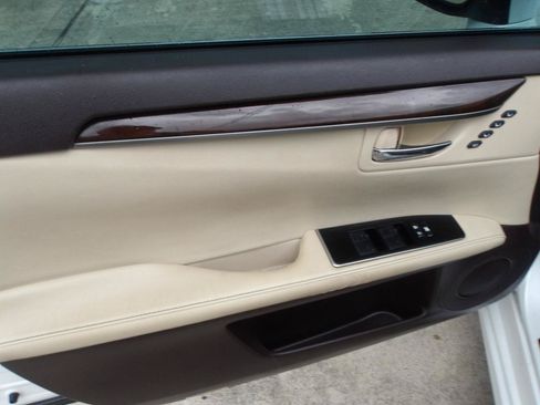 Used 2016 Lexus ES 350 w/ Luxury Package w/Wood Trim FWD image 18