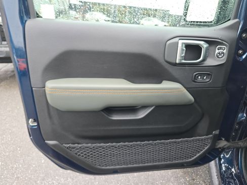 Used 2025 Jeep Gladiator Mojave image 19