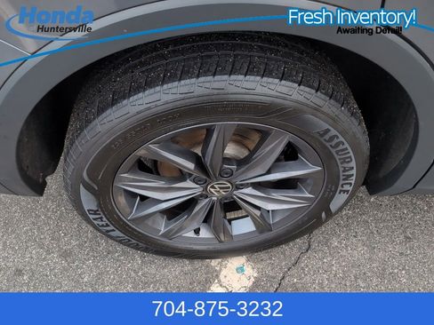 Used 2023 Volkswagen Tiguan SE w/ Panoramic Sunroof Package image 10