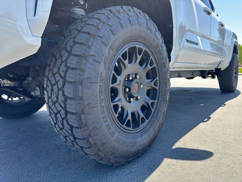 Certified 2025 Toyota Tacoma SR5 AWD/4WD image 18
