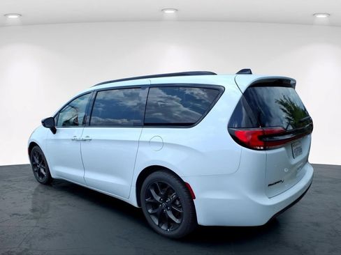 Used 2025 Chrysler Pacifica Limited FWD image 19