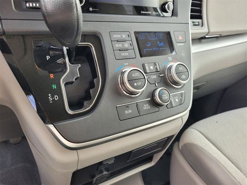 Used 2020 Toyota Sienna LE image 23