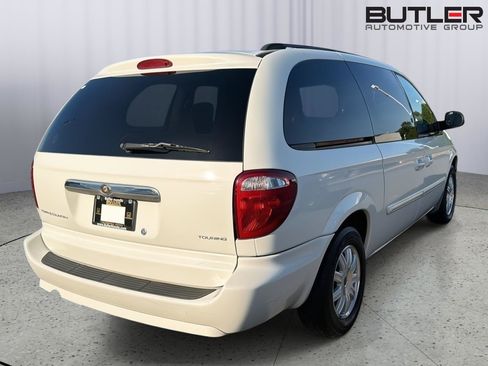 Used 2007 Chrysler Town & Country Touring FWD image 8