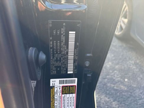 Used 2025 Toyota Highlander LE image 31