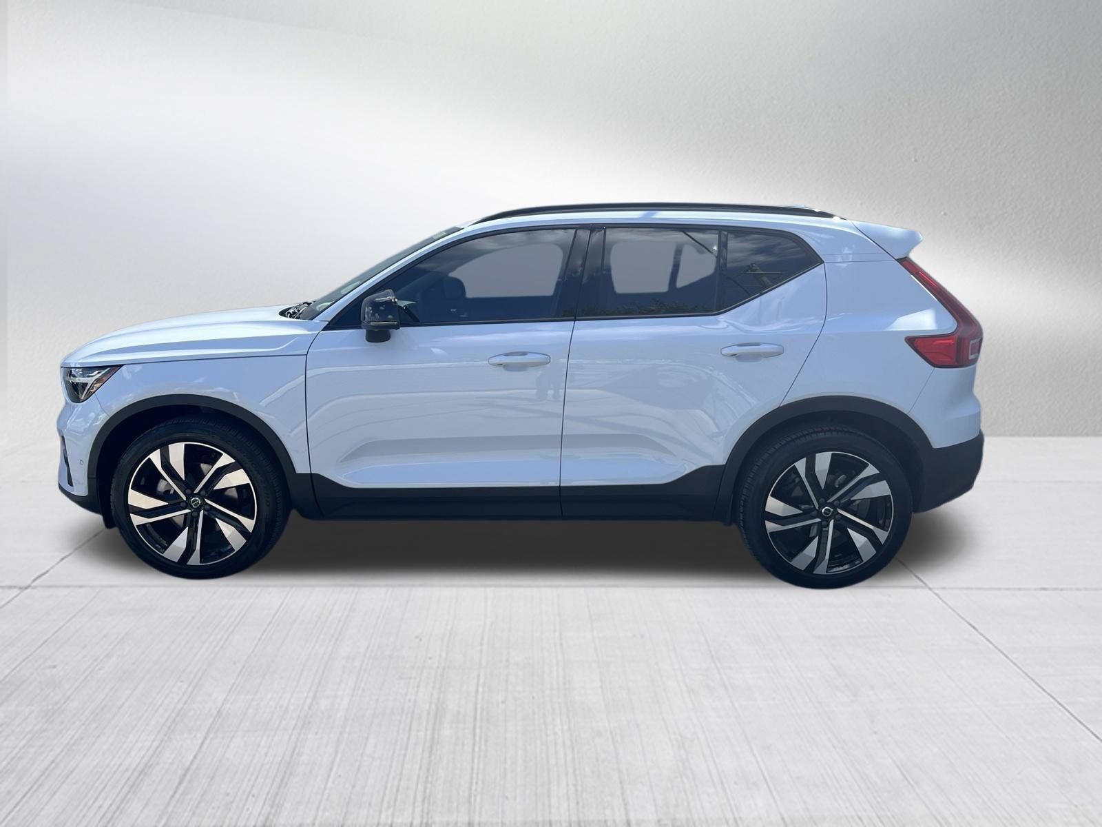 Used 2024 Volvo XC40 B5 Plus w/ Protection Package Premier AWD/4WD image 4
