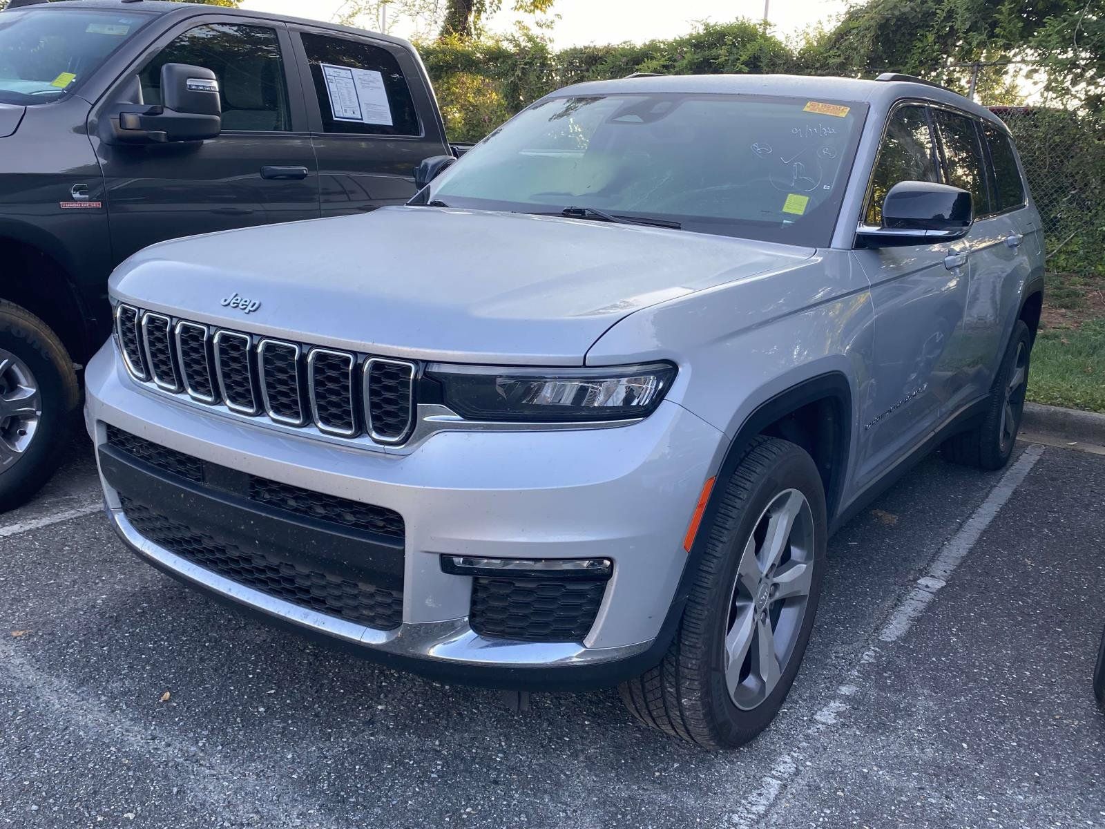 Used 2021 Jeep Grand Cherokee L Limited AWD/4WD image 3