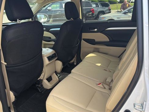 Used 2017 Toyota Highlander SE AWD/4WD image 9