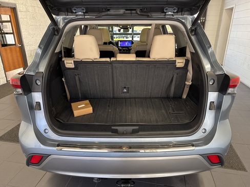 Used 2023 Toyota Highlander Platinum image 10