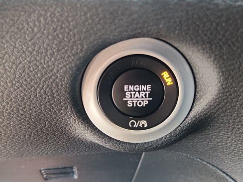 Used 2025 Chrysler Pacifica Limited FWD image 23