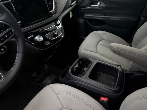 New 2026 Chrysler Pacifica Select FWD image 22