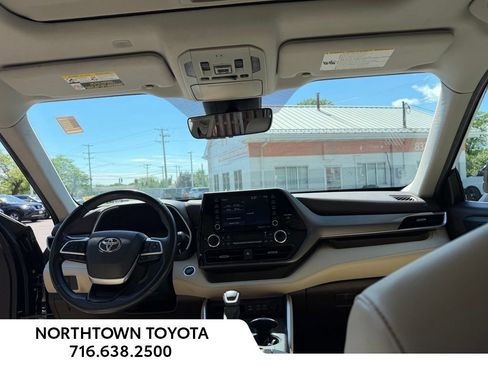 Used 2022 Toyota Highlander XLE AWD/4WD image 8