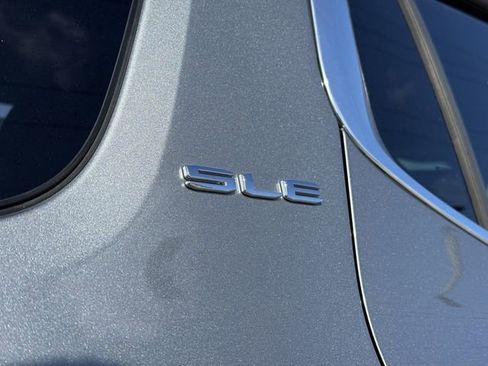 Used 2023 GMC Acadia SLE w/ Driver Convenience Package image 9