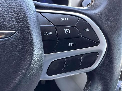 Used 2018 Chrysler Pacifica Touring-L FWD image 18