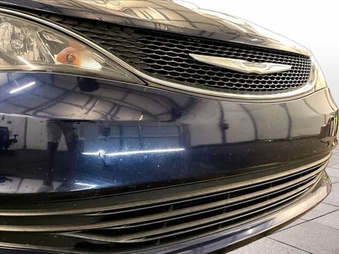 Used 2017 Chrysler Pacifica Touring FWD image 30