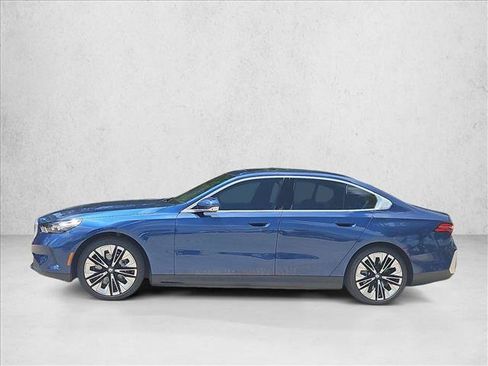 Used 2026 BMW i5 eDrive40 w/ Premium Package RWD image 9