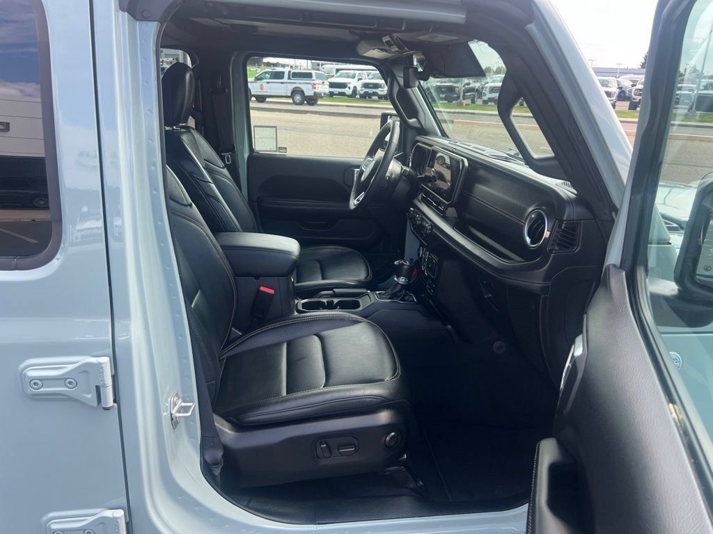 Used 2024 Jeep Wrangler Unlimited Sahara w/ Technology Group AWD/4WD image 41