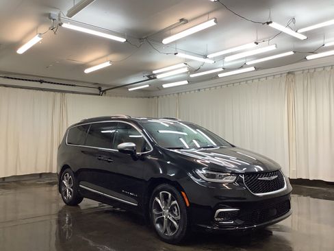 New 2026 Chrysler Pacifica Pinnacle w/ Trailer Tow Group image 4