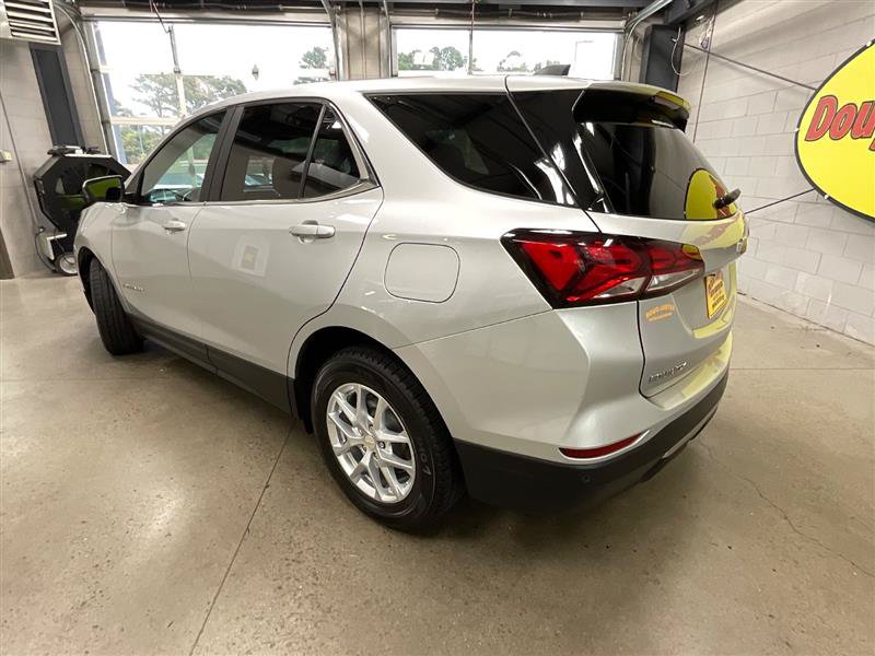 Used 2022 Chevrolet Equinox LT w/ Driver Convenience Package FWD image 3