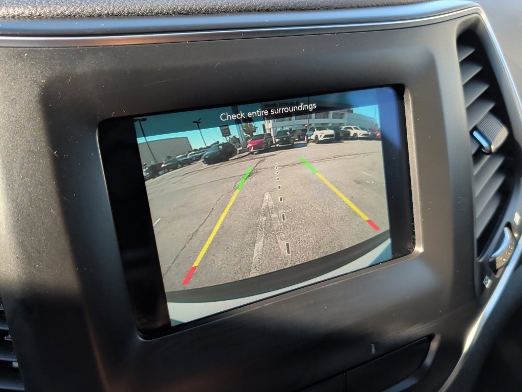 Used 2020 Jeep Cherokee Latitude FWD image 19