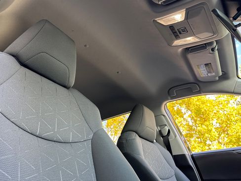 Used 2022 Toyota RAV4 XLE image 25