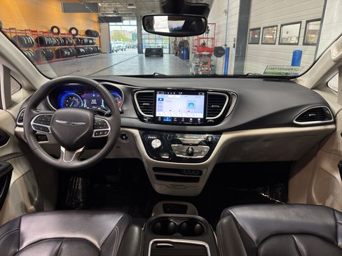 Used 2023 Chrysler Pacifica Touring-L FWD image 14