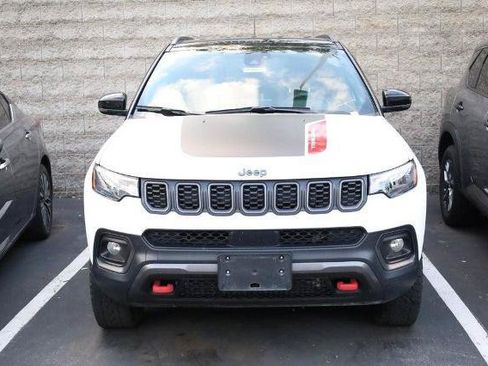 Used 2025 Jeep Compass Trailhawk AWD/4WD image 4