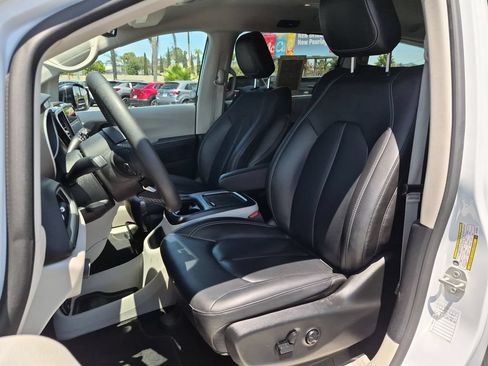 Used 2024 Chrysler Pacifica Touring-L FWD image 25