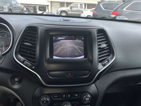 Used 2019 Jeep Cherokee Latitude Plus FWD image 22
