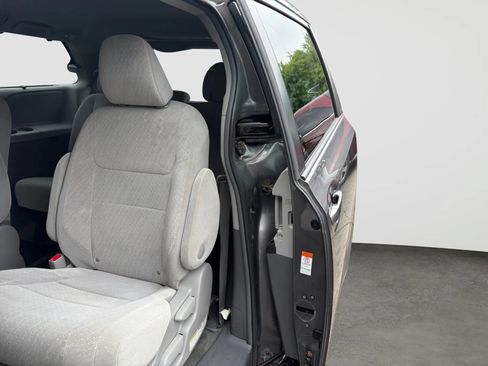 Used 2017 Toyota Sienna LE AWD/4WD image 14