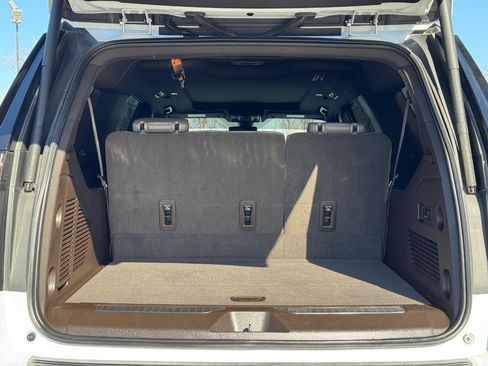 Used 2021 Chevrolet Suburban Z71 w/ Z71 Signature Package image 4