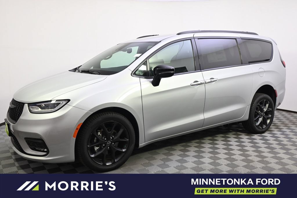 Used 2026 Chrysler Pacifica Select w/ S Appearance Package FWD image 3