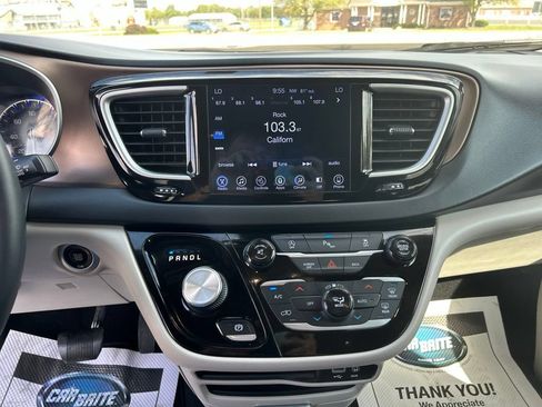 Used 2017 Chrysler Pacifica Touring-L w/ Tire & Wheel Group FWD image 27