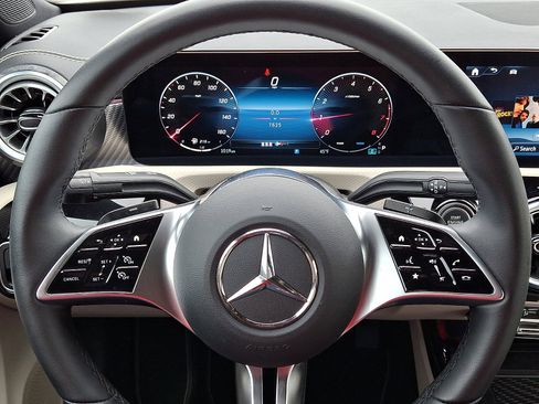 Used 2025 Mercedes-Benz CLA 250 4MATIC image 20