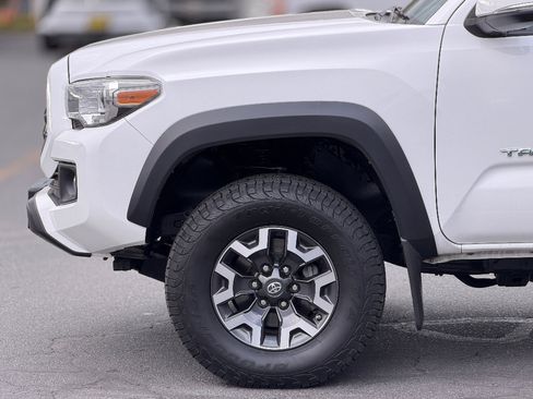 Used 2018 Toyota Tacoma TRD Off-Road w/ Technology Package image 17