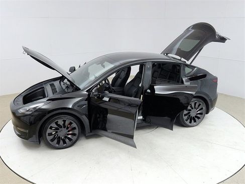 Used 2023 Tesla Model Y Performance image 22